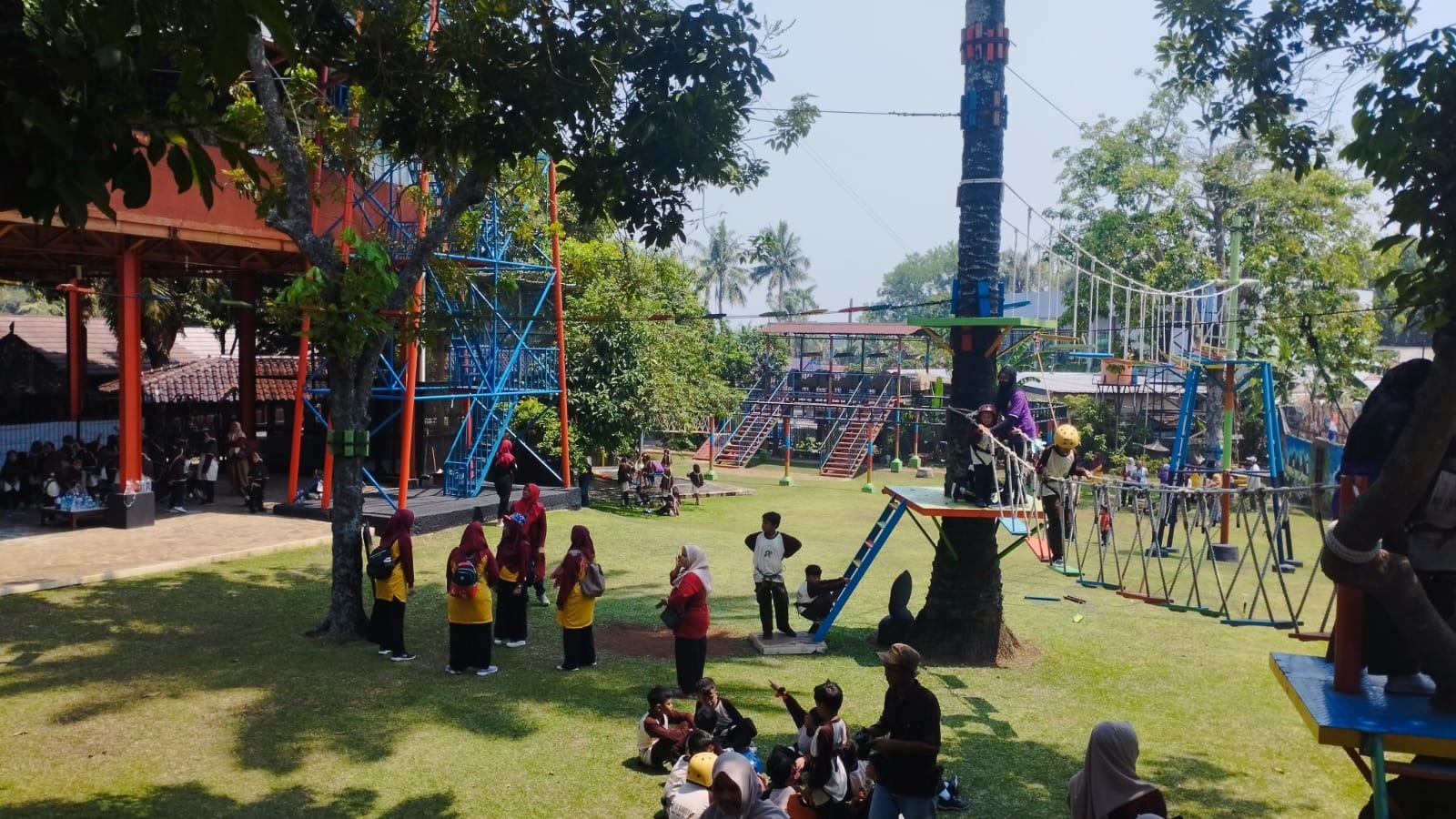 Siswa menikmati outbound Taman Pulau Situ Gintung.(mg2)