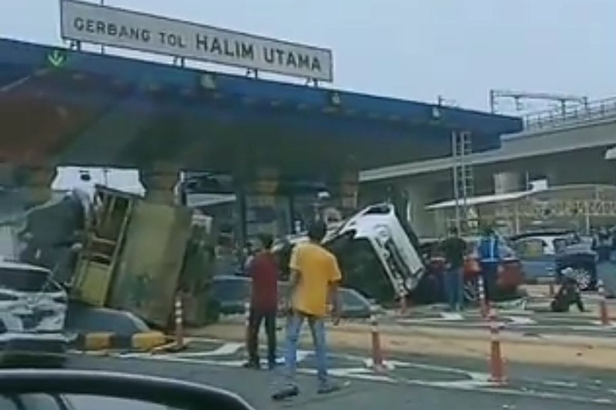 7 Mobil Mengalami Kecelakaan Beruntun Di Gerbang Tol Halim, Tidak Ada Korban Jiwa Foto : Ist
