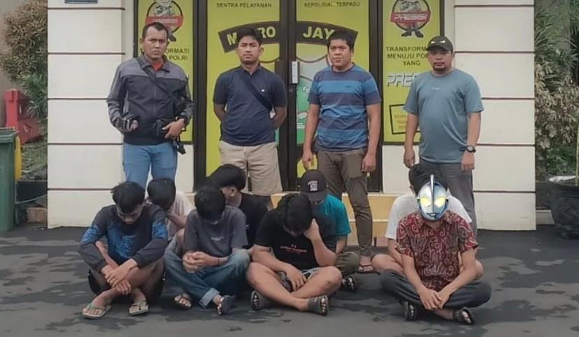 8 Remaja Perang Sarung Jelang Sahur Polsek Pondok Aren mengamankan sejumlah remaja tang terlibat perang sarung. Dan meresahkan warga.(dra)
