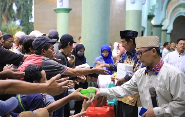 Ada Makanan Buka Puasa di Masjid Al-Azhom Kota Tangerang Setiap Harinya Foto : Ist