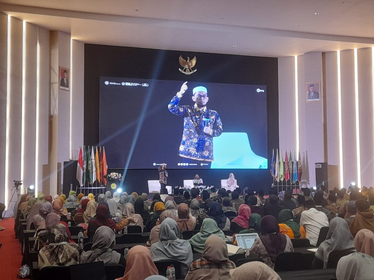 Adi Hidayat Dan Oki Setiana Dewi Kajian Ramadan Di UMJ Peserta antusias mengikuti kajian Ramadan yang menghadirkan Ustadz Adi Hidayat.(mg1)