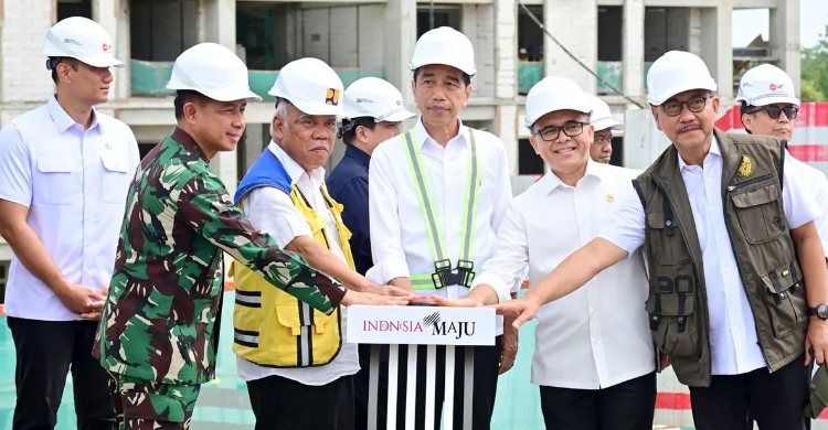 Presiden Jokowi saat topping off hunian Prajurit TNI-POLRI di Kawasan IKN. Foto : Ist