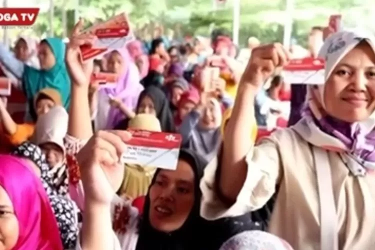 Bansos Harus Diatur Ulang Ibu-ibu antri saat pengambilan Bansos. Foto : Ist