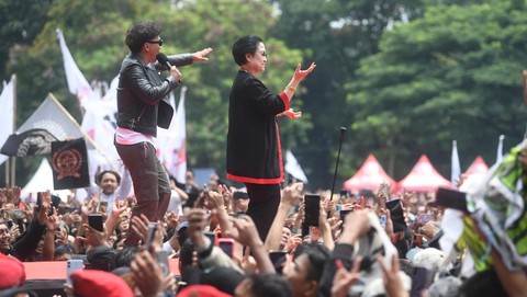 Banteng Dirayu Masuk Pemerintahan, Yang Terbaik PDIP Jadi Oposisi Saja Ketum PDIP Megawati Soekarnoputri saat kampanye di Bandung. Foto : Ist