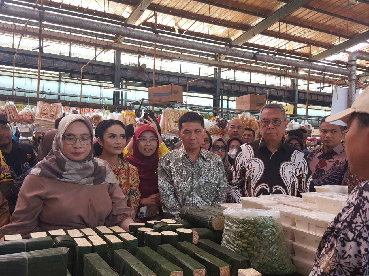 Benyamin dan DPR RI Pastikan Pasar Modern BSD Aman dari Bahan Berbahaya Benyamin Davnie, Wali Kota Tangerang Selatan, bersama Nihayatul Wafiroh dan Krisdayanti, Wakil Ketua dan Anggota Komisi IX DPR RI, kunjungan kerja ke Pasar Modern BSD, Kamis (21/3/2024). (tangselpos.id/Mg.Nabil)