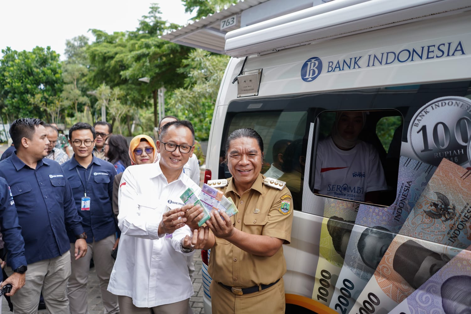 Pj Gubernur Banten Al Muktabar didampingi Kepala Kantor Perwakilan BI Banten Ameriza M. Moesa, menukarkan uang layak edar, di Kantor Perwakilan BI Banten, Palima, Kota Serang, Selasa (19/3/2024). (tangselpos.id/yul)