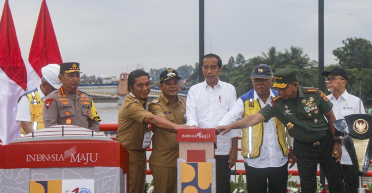 Budi Arie: Jokowi Tidak Tergiur Jadi Ketum Partai Presiden Jokowi saat meresmikan Jembatan Cisadane, Tangerang. Foto : Setpres