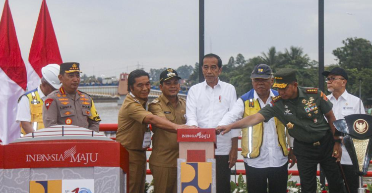 Presiden Jokowi saat meresmikan Jembatan Cisadane, Tangerang. Foto : Setpres