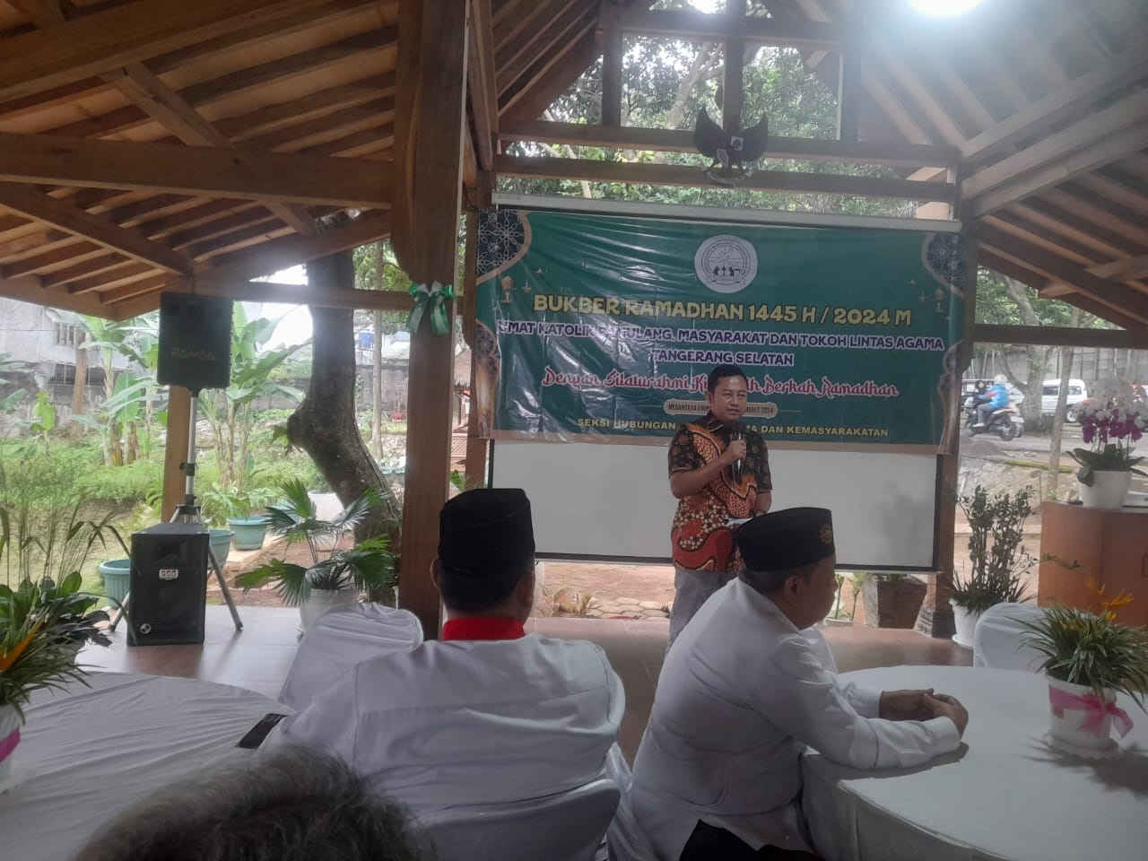 Difasilitasi Dewan Paroki Gereja Santo Barnabas, tokoh lintas agama buka puasa bersama.(mg1)