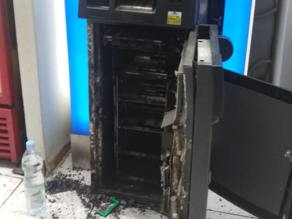Cara Pelaku Bobol Mesin ATM di Minimarket Depok Foto : Ist