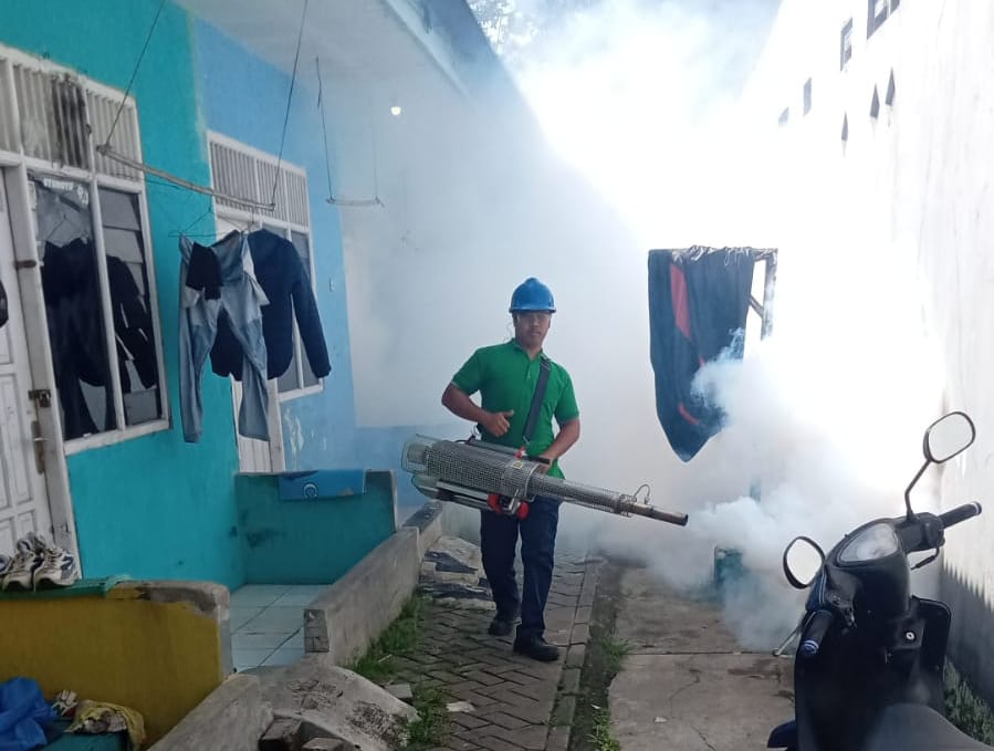 Cegah DBD, Indah Kiat Fogging Di 4 RW PT IKPP Tangerang lakukan penyemprotan foging ke lingkungan warga di SERPING Utara, Kamis (7/3).(Dra)