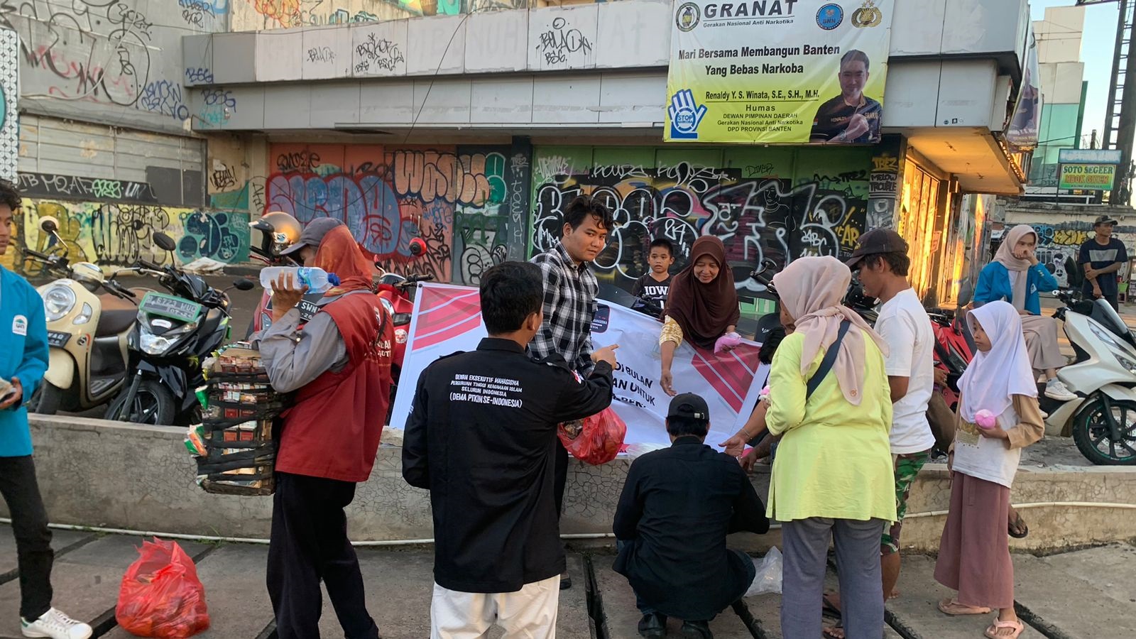 DEMA PTKIN Bagikan Ratusan Takjil Di Kawasan Gaplek Pembagian takjil oleh DEMA PTKIN di Perempatan Gaplek, Pamulang.(mg1)