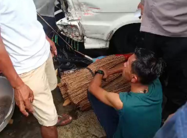 Diduga Mabuk, Angkot S10 Tabrak Warung Sembako di Kampung Utan Foto : Mg.Rizki