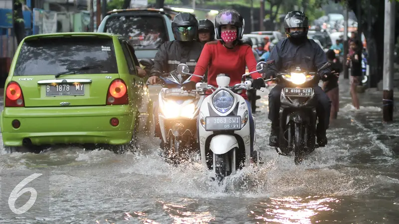 Diguyur Hujan Seharian, 34 Ruas Jakarta Terendam Foto : Ist
