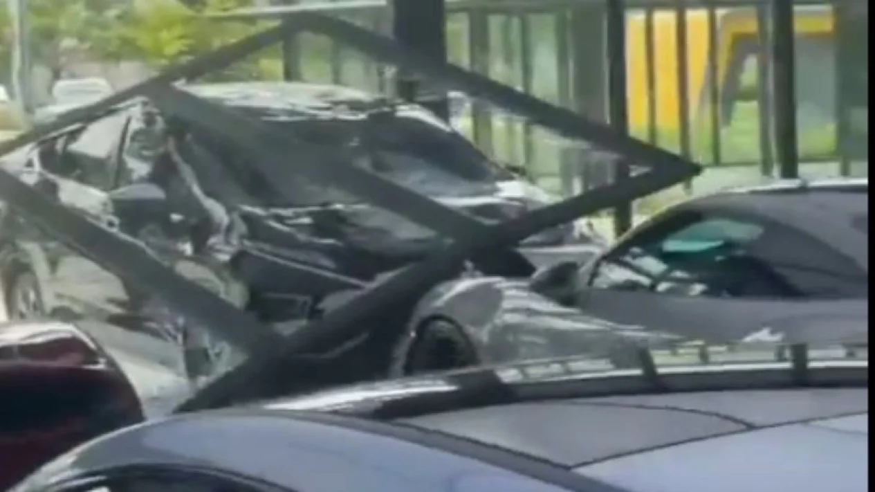 Fakta-fakta Kasus Xpander Tabrak Porsche di Showroom PIK 2, Disengaja? Foto : Ist