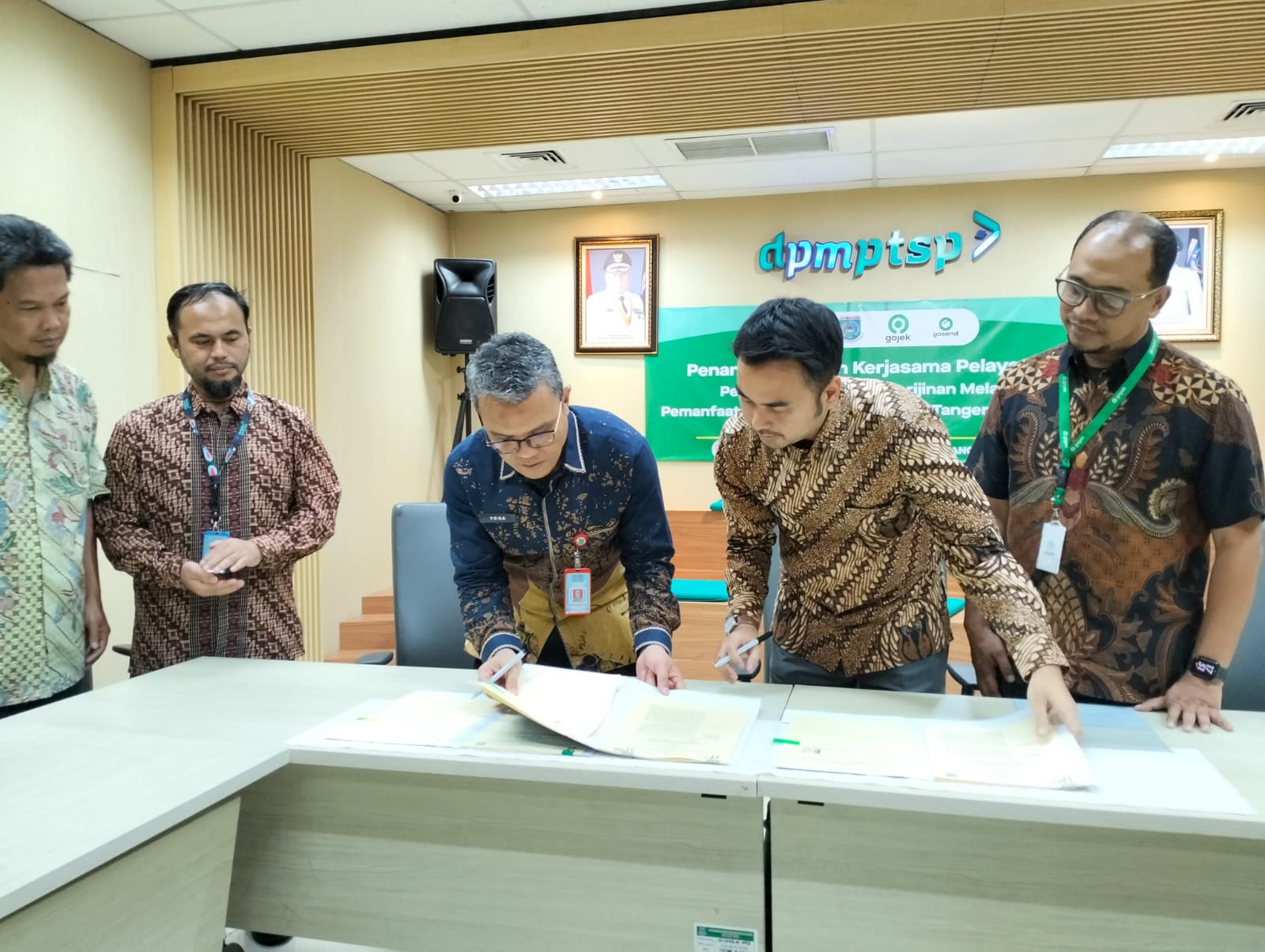 DPMPTSP Kota Tangsel bekerja sama dengan Gojek dalam hal pengiriman berkas perizinan. (tabgselpos.id/irm)