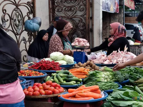 Pedagang di Pasar Pal Merah, Jakarta. Foto : Ist