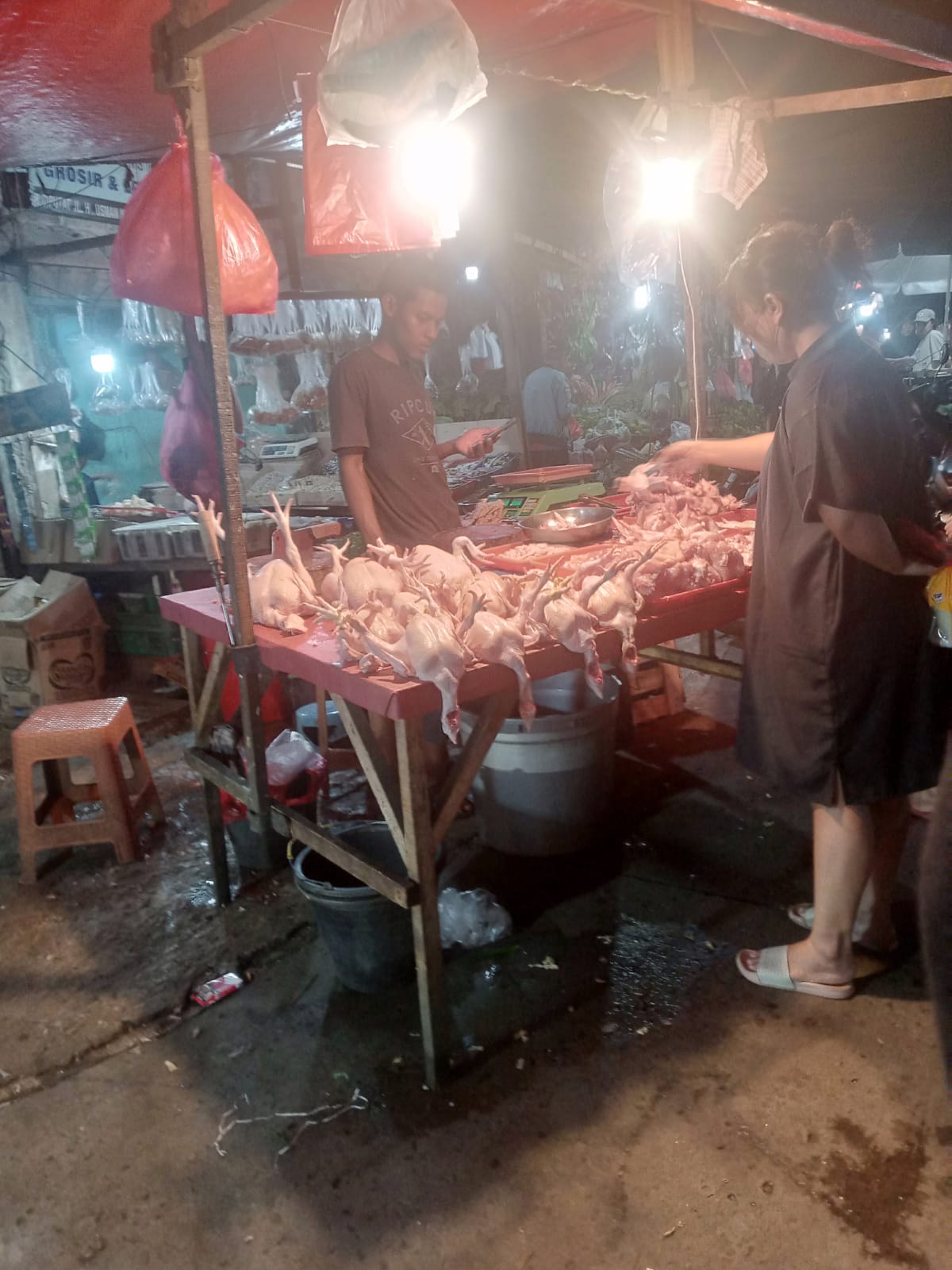 SEDIKIT TURUN. Harga ayam potong sedikit mengalami penurunan dibanding harga telur dan cabai.(mg2)