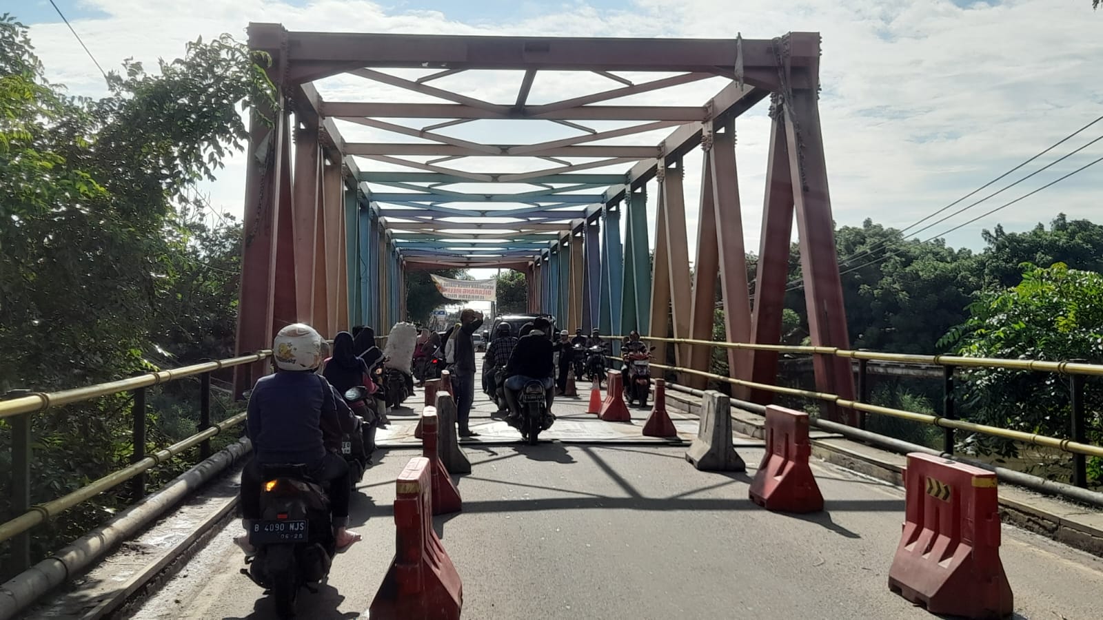 Jembatan Cisadane Rusak Parah, Tokoh Masyarakat Desak Pemerintah Bangun Akses Alternatif Jembatan.Cisadane Kalibaru, di Kecamatan Pakuhaji, Kabupaten Tangerang selalu dipadati kendaraan. Kini jalan di jembatan tersebut amblas.(ist).