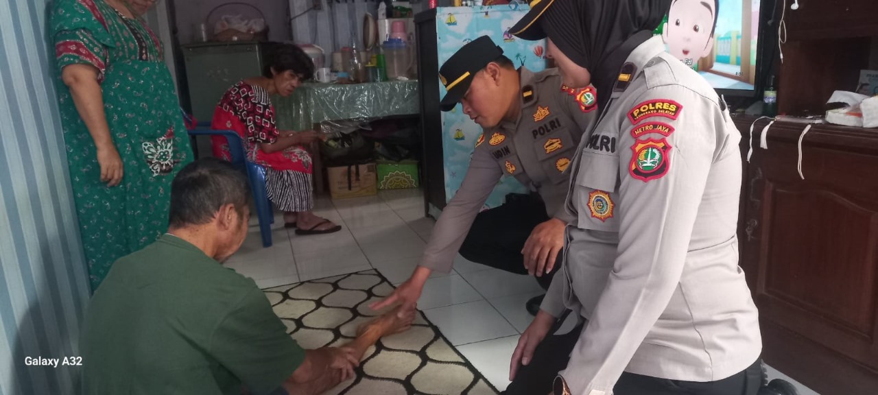 Polsek Ciputat Timur memberikan bantuan kepada warga yang klurang mampu, di wilayah Kecamatan Ciputat.(dra)