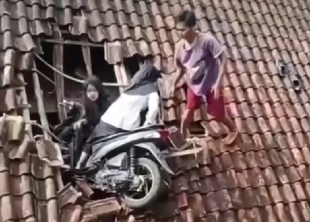 Kisah Lani, Pengendara Motor Viral yang Nyangkut di Atap Rumah Warga Foto : Ist