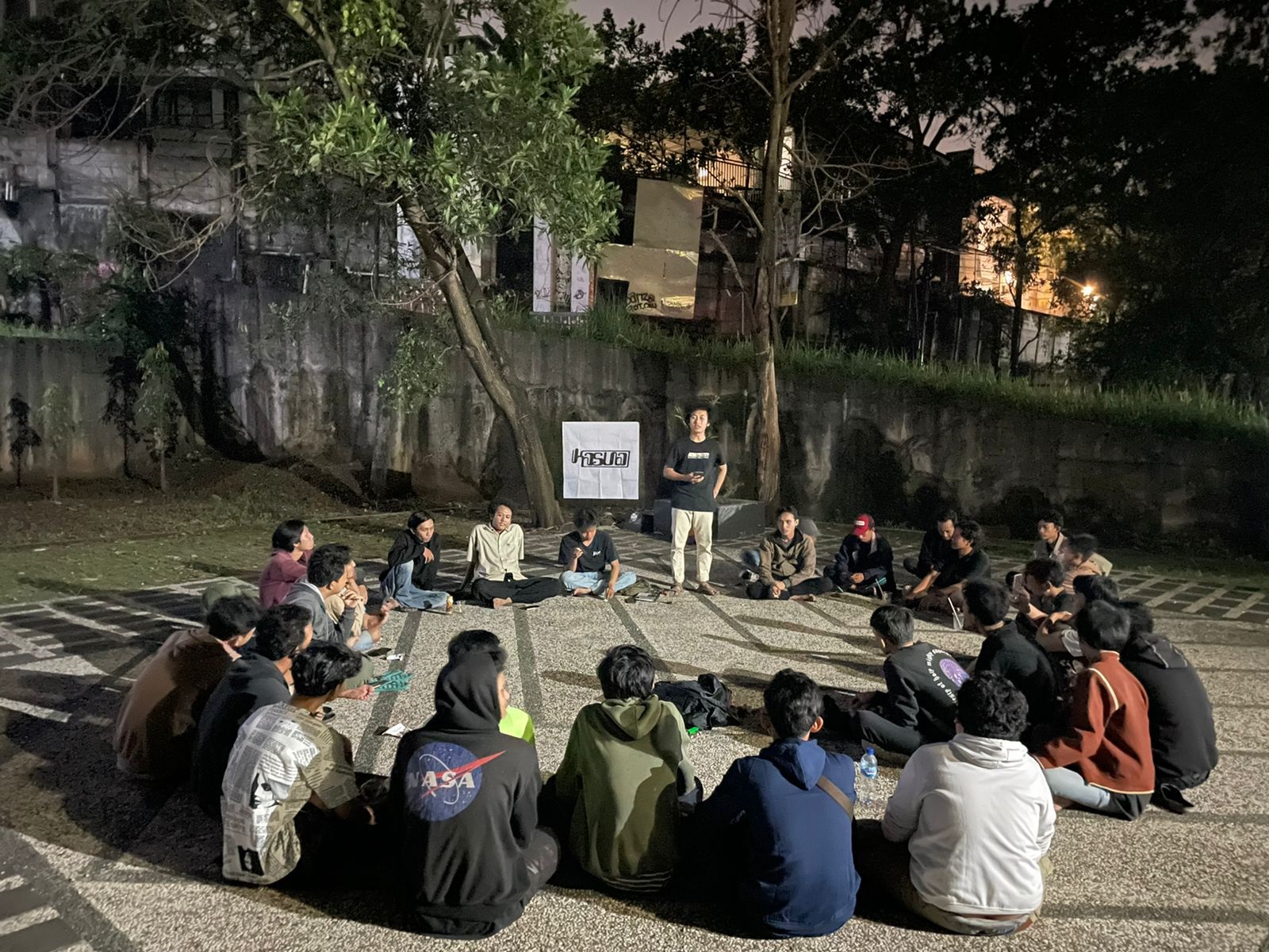 Komunitas Kasua Baca Puisi Di Tugu Situ Gintung Malam Puisi Ramadan digelar Komunitas Kasua.(mg2)