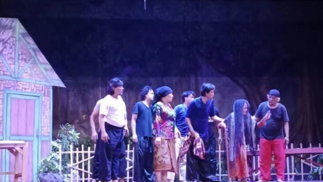 Pertunjukan Teater di Gedung Kesenian Mis Tjitjih