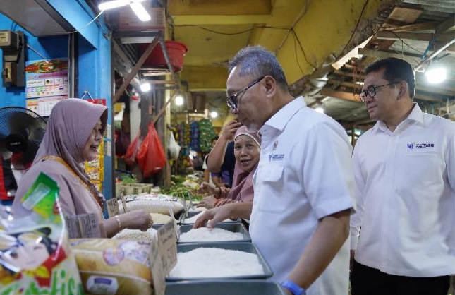 Mendag Zulkifli Hasan saat sidak di Pasar Tradisional di Jakarta. Foto : Ist