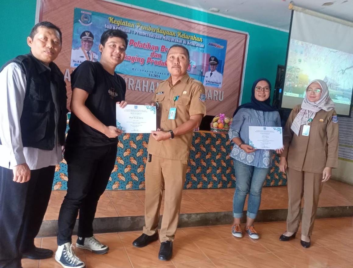 Lurah Sawah Baru, Muslim SE menyerahkan sertifikat hasil pelatihan UMKM kepada pelaku UMKM.(Ist).