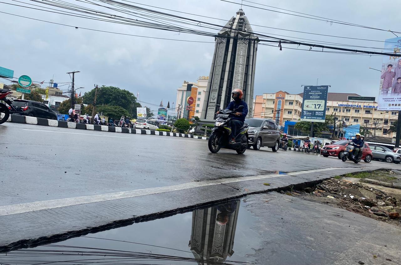 Pemkot Pantau 3 Kecamatan Rawan Banjir Kota Tangsel lakukan pengawasan terhadap titik rawan banjir di tengah hujan deras di Kota Tangsel.(dra)