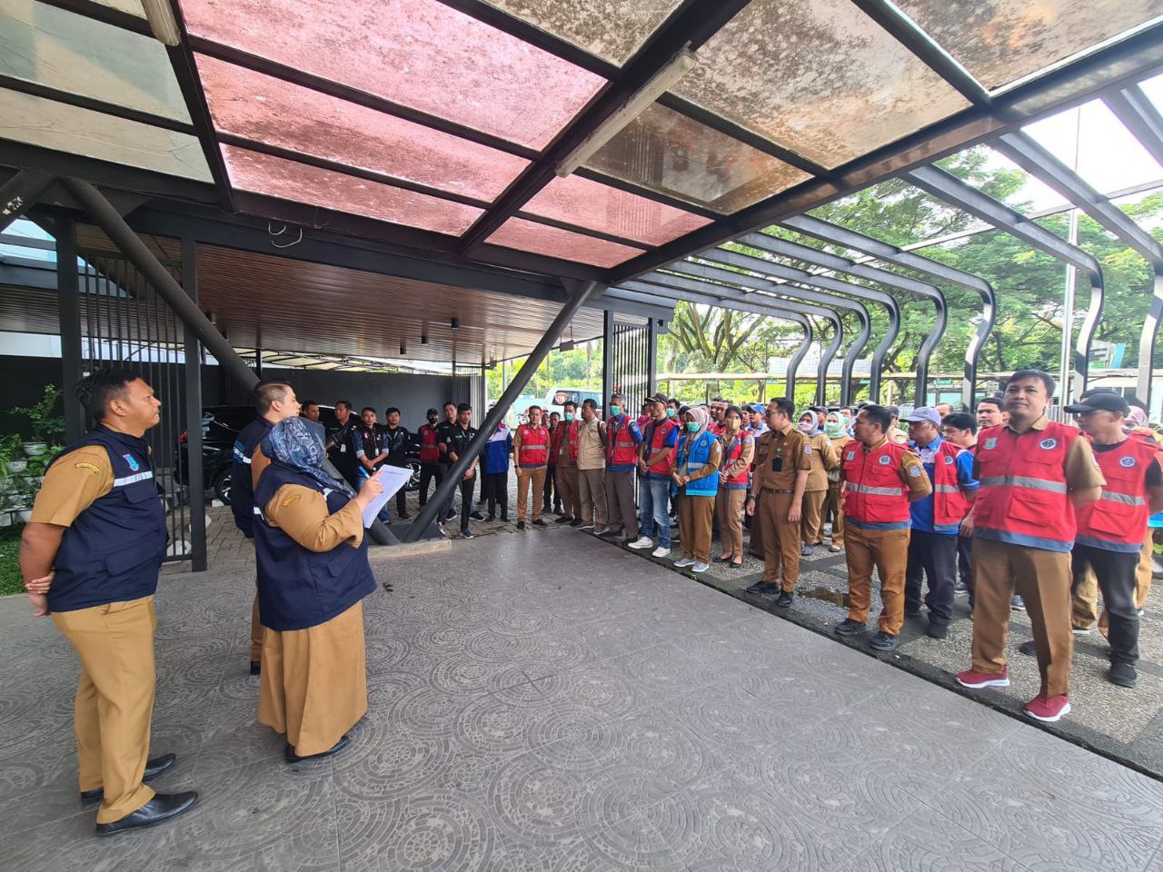 Pemkot Tangsel Kirimkan 22 Ambulans Bantu Penanganan Korban Kecelakaan di Tol Cipali Pemerintah Kota Tangerang Selatan melalui Dinas Kesehatan mengirimkan bantuan medis dan 22 armada ambulans. (Dok.Humas Pemkot Tangsel)