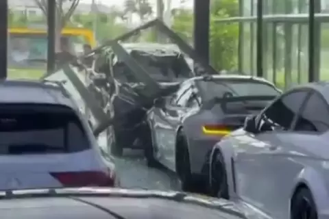 Pengemudi Xpander Minum Miras Sebelum Tabrak Porsche di Showroom PIK 2 Foto : Ist