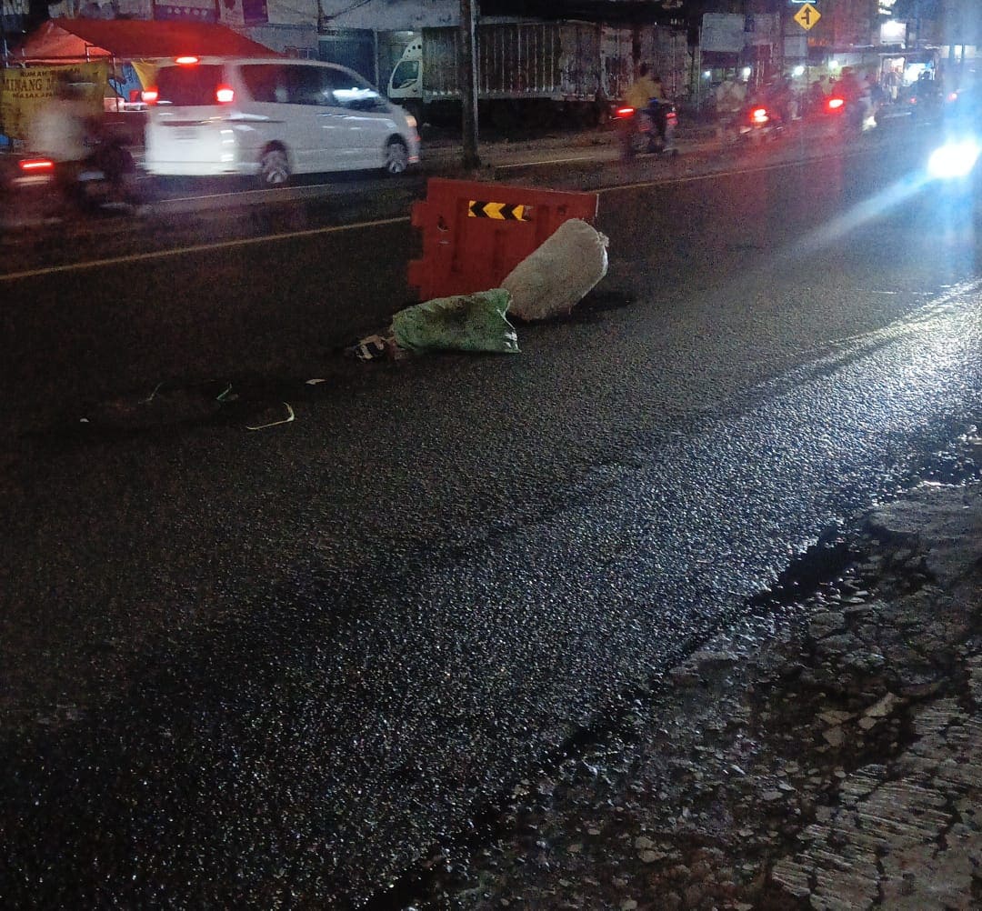 Pengendara Keluhkan Jalan Berlubang di Depan UIN Foto : Mg.Rizki