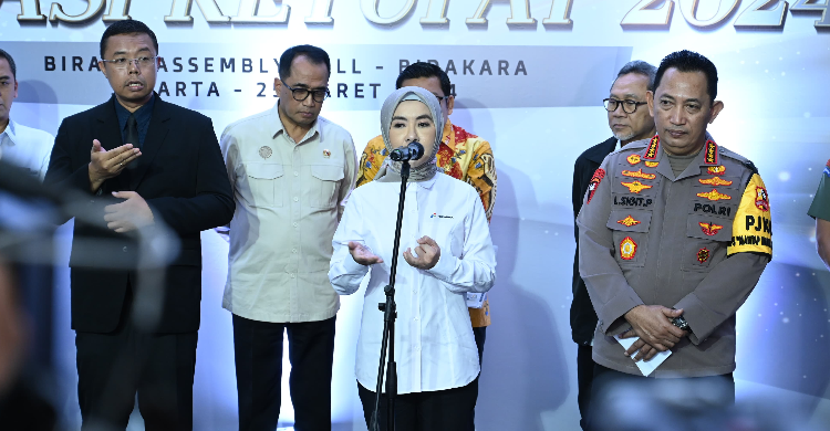 Dirut Pertamina Nice Widyawati (tengah) saat konferensi pers. Foto : Ist