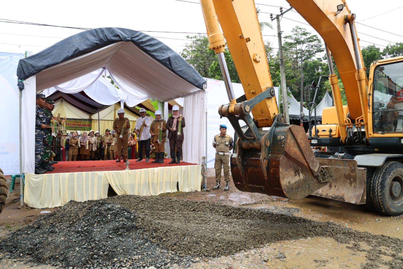 Pj Gubernur Banten Melakukan Groundbreaking Pembangunan Ruas Jalan Sepanjang 12.27 Kilometer Di Pandeglang Foto : Ist
