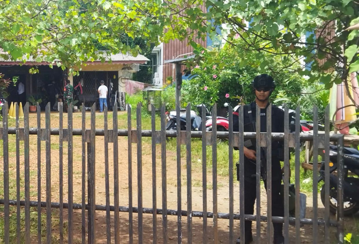 Polisi kini telah menahan dukun santet di Ciputat atas kepemilikan senpi. Polisi juga tengah mendalami kasus kepemilikan senpi tersebut.(dra)