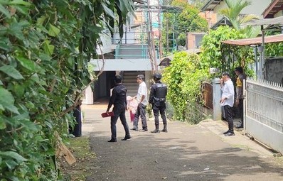 Polisi Temukan Granat saat Geledah Rumah Dukun Santet di Ciputat Foto : Ist