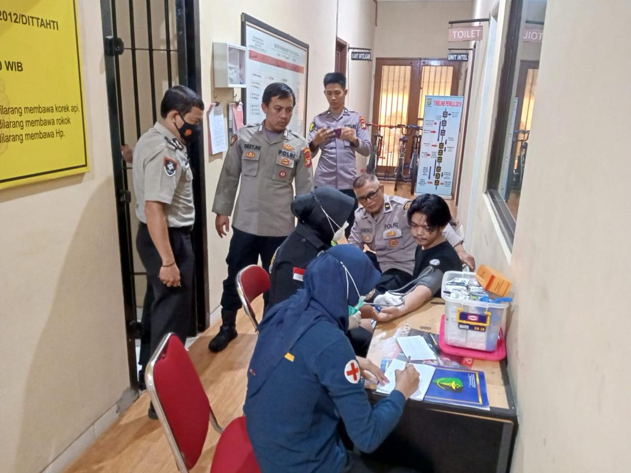 Polres Tangsel lakukan tes kesehatan kepada seluruh tahanan di Polsek Serpong.(Dra)