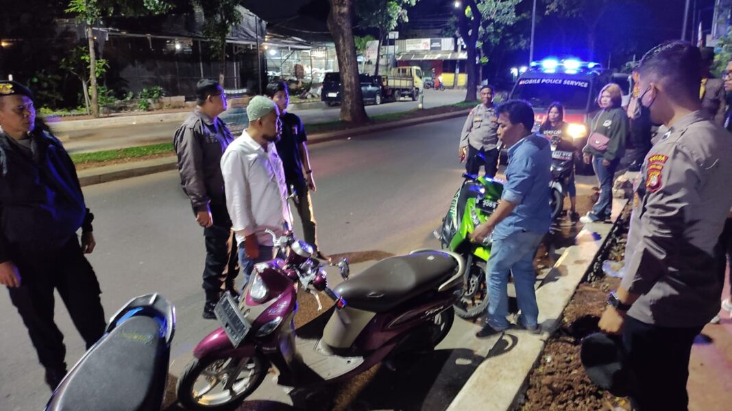 Polsek Pondok Aren Gencarkan Patroli Selama Bulan Puasa Petugas Polsek PONDOK Aren melakukan giat patrol, cegah tawuran remaja. Kegiatan itu semakin ditingkatkan selama Ramadhan.(dra)