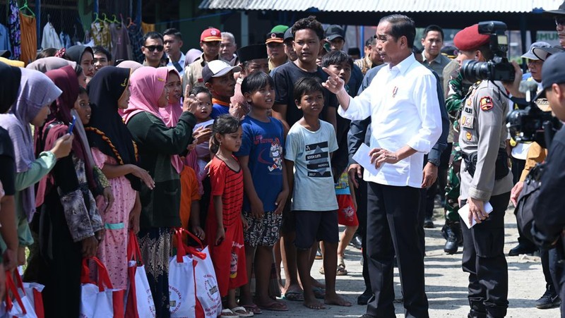 Presiden Minta Awan Hujan Digeser Ke Laut Presiden Jokowi saat meninjau pengungsi di Demak yang terdampak banjir. Foto : Setpres