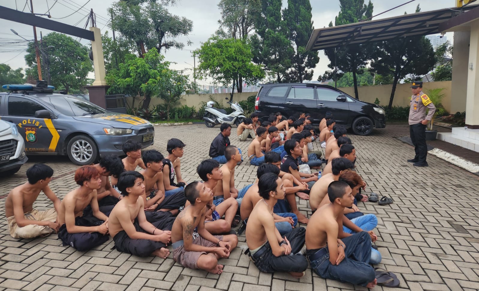 Puluhan Pemuda di Setu Diamankan Polisi, Kedapatan Membawa Sajam dan Obat Keras Foto : Ist