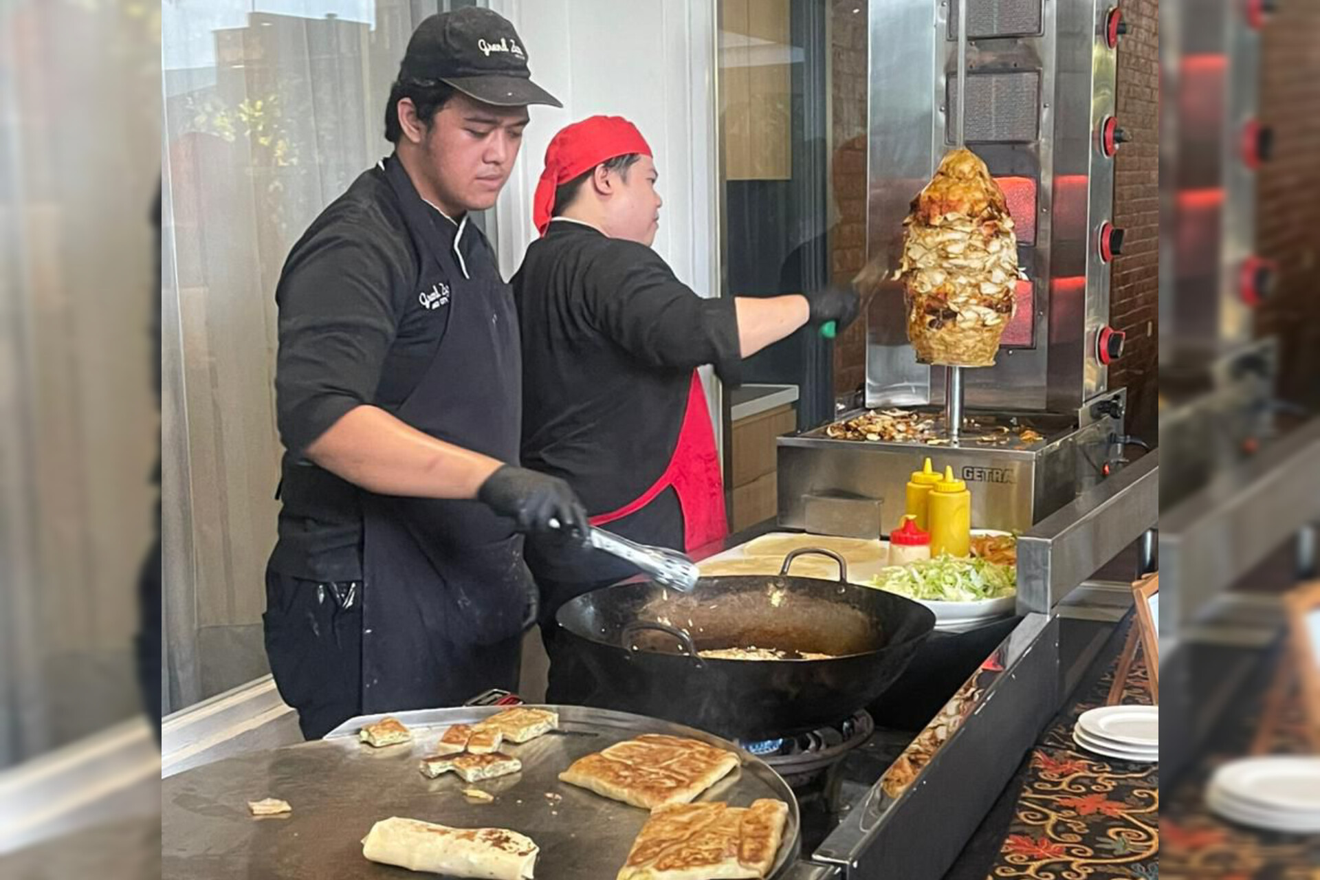 Kebab Damascus dan Martabak Mesir yang dimasak dan disajikan secara langsung di Grand Zuri, BSD. (tangselpos.id/lim)