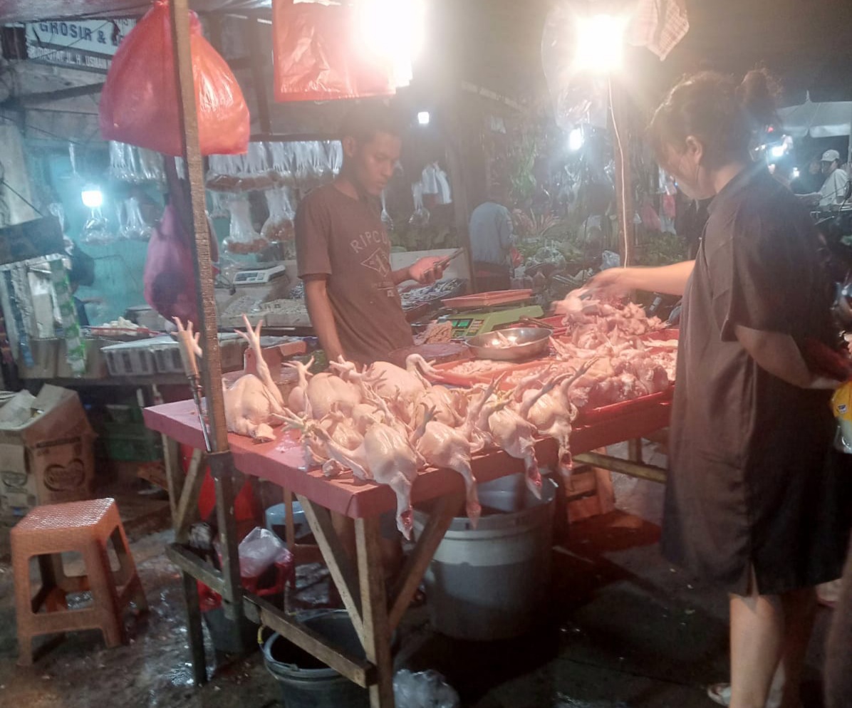 Sepekan Puasa, Harga Daging dan Cabai di Pasar Ciputat Masih Mahal Foto : Mg.Rizki