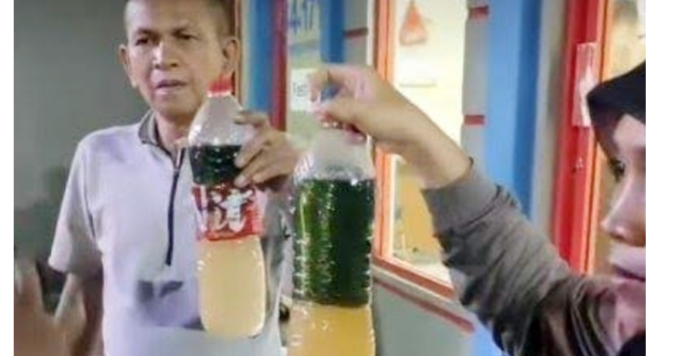 SPBU Yang Nakal Wajib Ditindak Tegas, Karena Merugikan Konsumen Warga yang memperlihatkan bukti bbm yang dicampur dengan air. Foto : Ist