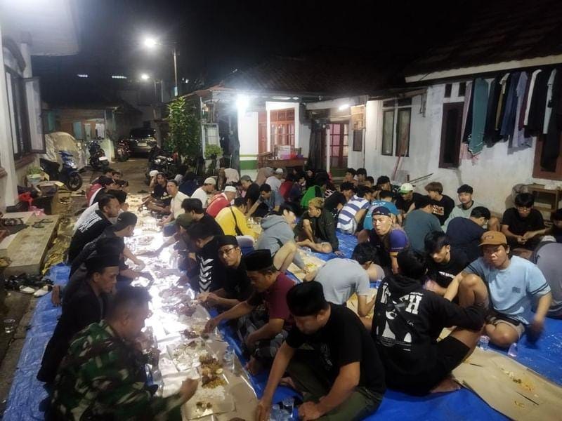 Warga Kedaung melaksanakan rutinitas sahur bareng.(mg2)