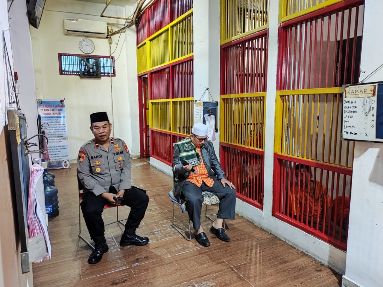 Tahanan Khusyuk Ikuti Puasa Pengampun Dosa Polres Tangsel Kembali melakukan kegiatan siraman rohani kepada Seluruh tahanan Pollres Tangsel.(dra)