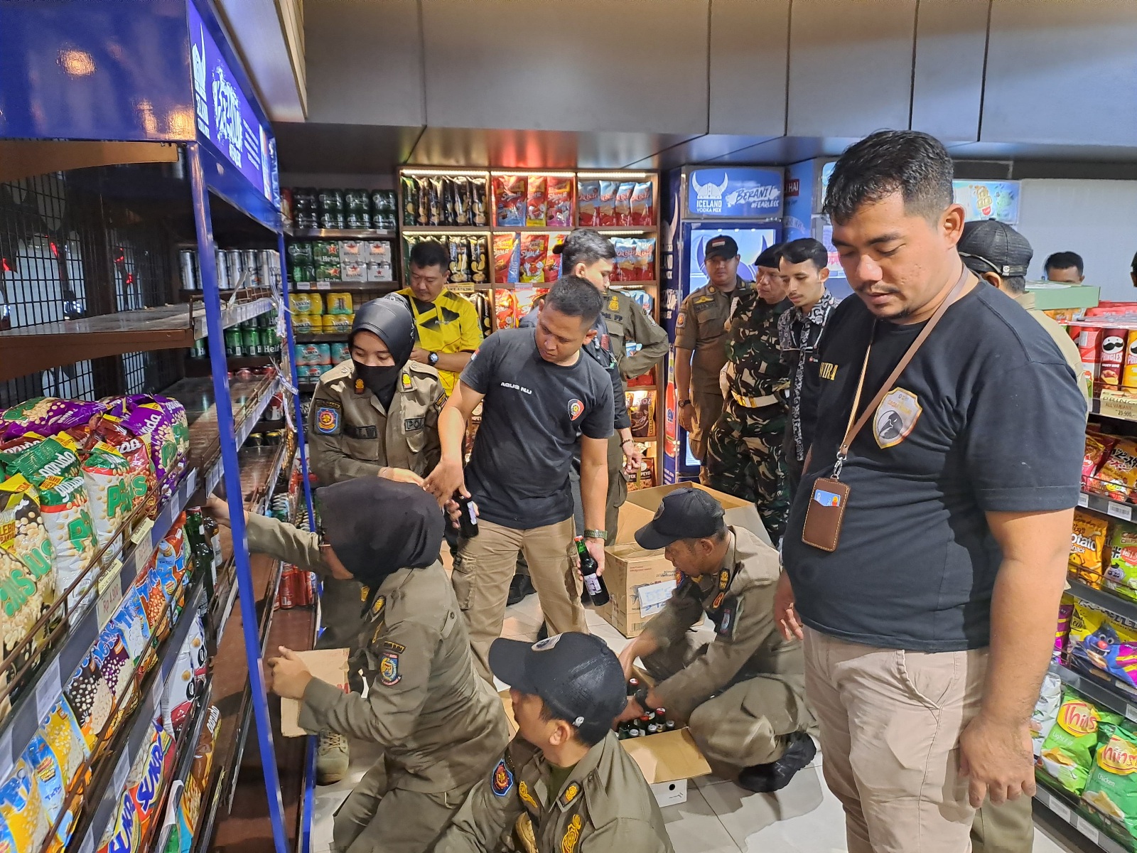 Tegakkan Aturan Selama Ramadan, Satpol PP Tangsel Sita Ribuan Botol Miras dari Supermarket dan Warung Jamu Operasi penegakkan aturan selama Bulan Ramadan, Sabtu (30/3/2024) malam. (tangsepos.id/rmn)