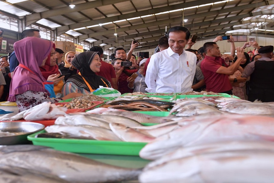 Presiden Jokowi saat sidak di Pasar Modern Bintaro. Foto : Ist