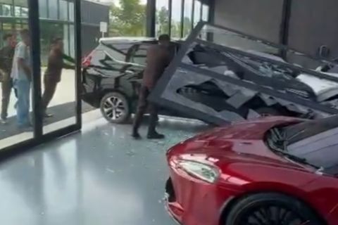 Viral Xpander Tabrak Porsche di Showroom PIK 2, Pengemudi Diduga Mabuk Diperiksa Foto : Ist
