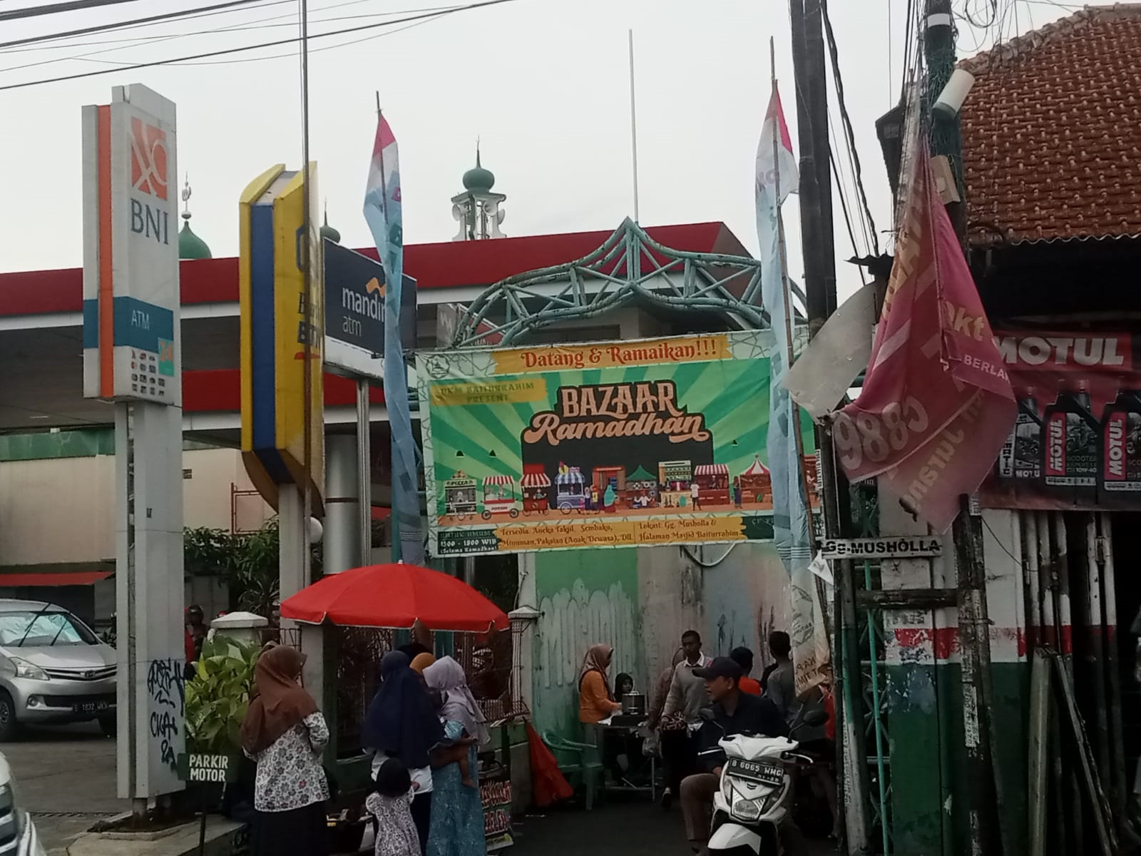 Warga Kampung Utan Gelar Bazar Ramadan Bazar Ramadan di Kampung Utan selalu ramai dikunjungi warga jelang berbuka puasa.(mg2)